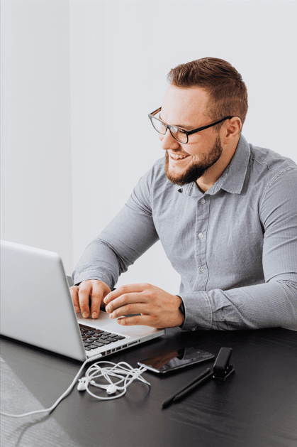 Consultant freelance comparant les critères d’une société de portage salarial
