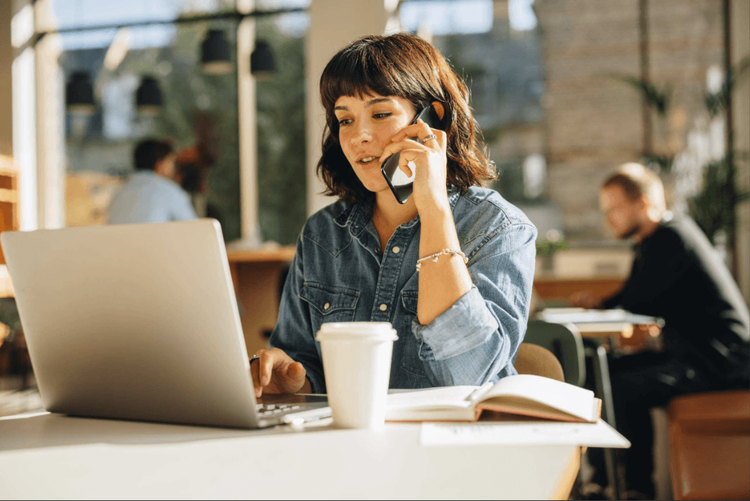 Consultant freelance qui dépasse le plafond micro-entrepreneur et envisage le portage salarial en 2026
